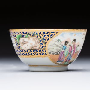 A Chinese famille rose gilt-decorated cup and saucer with figural design, Jiaqing — photo 7