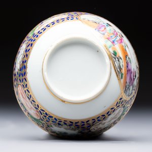 A Chinese famille rose gilt-decorated cup and saucer with figural design, Jiaqing — photo 9