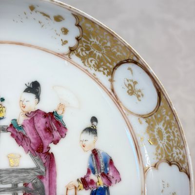 A Chinese famille rose gilt-decorated cup and saucer with figural design — photo 2