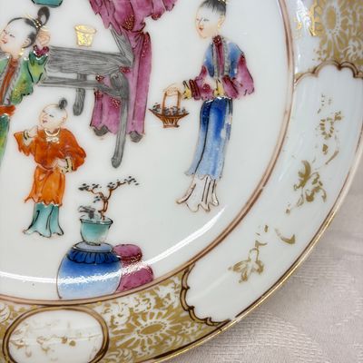 A Chinese famille rose gilt-decorated cup and saucer with figural design — photo 5
