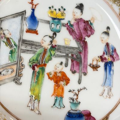 A Chinese famille rose gilt-decorated cup and saucer with figural design — photo 7