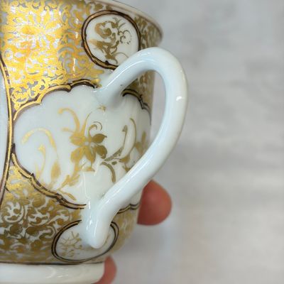 A Chinese famille rose gilt-decorated cup and saucer with figural design — photo 16