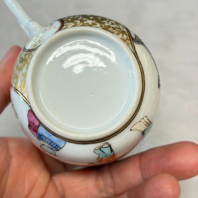 A Chinese famille rose gilt-decorated cup and saucer with figural design — photo 18