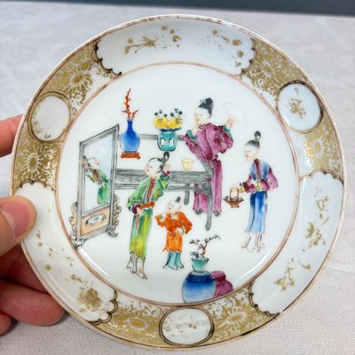 A Chinese famille rose gilt-decorated cup and saucer with figural design — photo 1