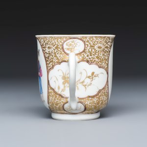 A Chinese famille rose gilt-decorated cup and saucer with figural design — photo 5