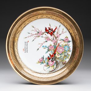A Chinese famille rose gilt-decorated dish with birds among blossoming branches, Yongzheng mark, 20th C. — foto 1