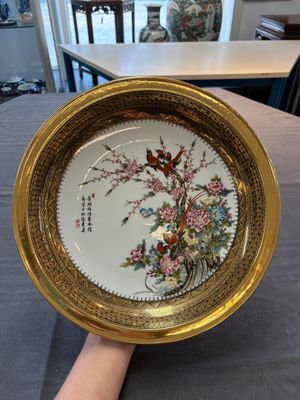 A Chinese famille rose gilt-decorated dish with birds among blossoming branches, Yongzheng mark, 20th C. — 照片 1
