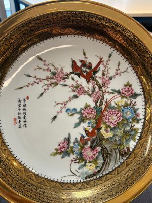 A Chinese famille rose gilt-decorated dish with birds among blossoming branches, Yongzheng mark, 20th C. — 照片 2