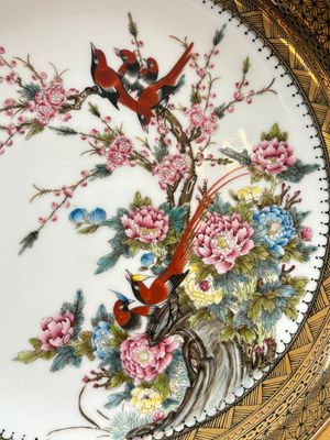 A Chinese famille rose gilt-decorated dish with birds among blossoming branches, Yongzheng mark, 20th C. — 照片 3