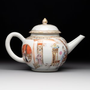 A Chinese famille rose gilt-decorated teapot and cover with figural design, Yongzheng — photo 3