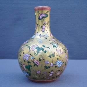 A Chinese famille rose gilt-ground bottle vase with floral design, Qianlong mark, 19/20th C. — 照片 11