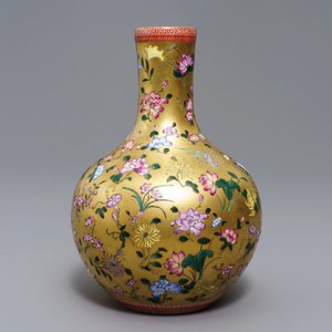 A Chinese famille rose gilt-ground bottle vase with floral design, Qianlong mark, 19/20th C. — 照片 2