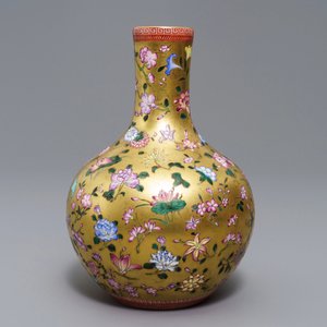 A Chinese famille rose gilt-ground bottle vase with floral design, Qianlong mark, 19/20th C. — 照片 3