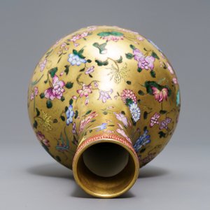 A Chinese famille rose gilt-ground bottle vase with floral design, Qianlong mark, 19/20th C. — 照片 6