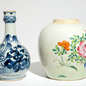 A Chinese famille rose ginger jar and a blue and white bottle vase, Qianlong/Jiaqing — 照片 4