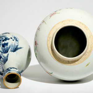 A Chinese famille rose ginger jar and a blue and white bottle vase, Qianlong/Jiaqing — 照片 6