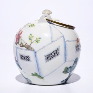 A Chinese famille rose globular teapot with playing boys, 19th C. — photo 3