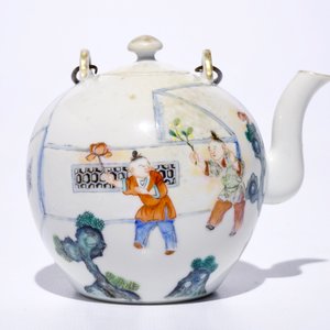 A Chinese famille rose globular teapot with playing boys, 19th C. — photo 4
