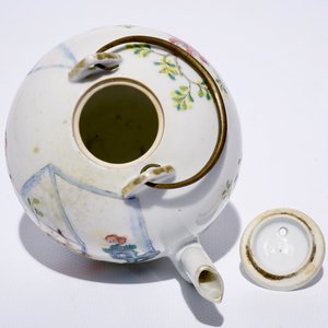 A Chinese famille rose globular teapot with playing boys, 19th C. — photo 6
