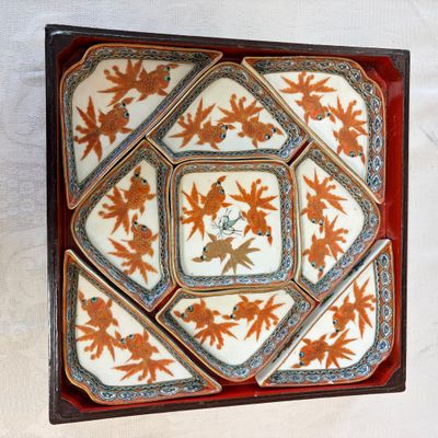 A Chinese famille rose 'Goldfish' nine-piece sweetmeat set in a gilt-lacquered box and cover — photo 3