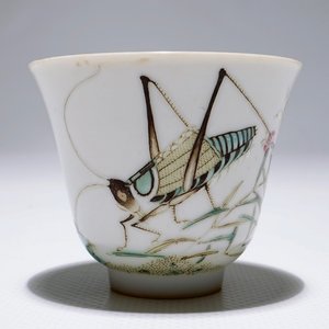 A Chinese famille rose grasshopper cup, Tongzhi mark, 19/20th C. — 照片 1