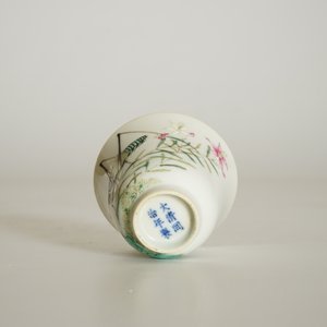 A Chinese famille rose grasshopper cup, Tongzhi mark, 19/20th C. — 照片 12