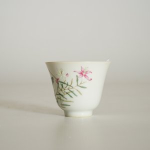 A Chinese famille rose grasshopper cup, Tongzhi mark, 19/20th C. — 照片 8
