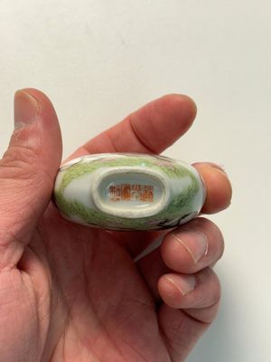 A Chinese famille rose 'grasshopper' snuff bottle, Daoguang mark and of the period — foto 5