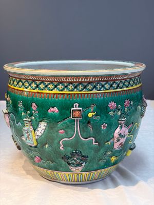 A Chinese famille rose green-ground 'Antiquities' fish bowl or jardinière with applied relief design, 19th C. — photo 1