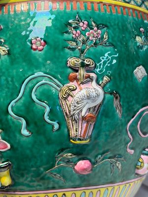 A Chinese famille rose green-ground 'Antiquities' fish bowl or jardinière with applied relief design, 19th C. — photo 11