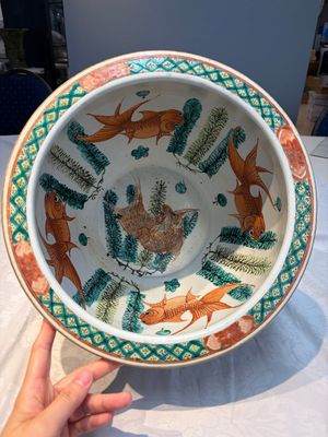 A Chinese famille rose green-ground 'Antiquities' fish bowl or jardinière with applied relief design, 19th C. — photo 12
