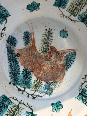 A Chinese famille rose green-ground 'Antiquities' fish bowl or jardinière with applied relief design, 19th C. — photo 13