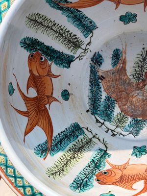 A Chinese famille rose green-ground 'Antiquities' fish bowl or jardinière with applied relief design, 19th C. — photo 15