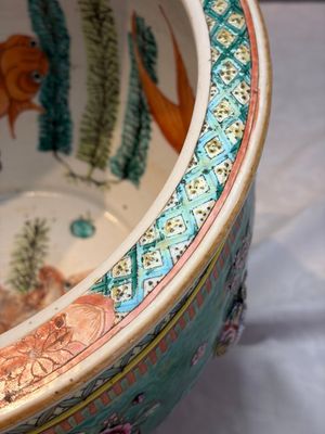 A Chinese famille rose green-ground 'Antiquities' fish bowl or jardinière with applied relief design, 19th C. — photo 17