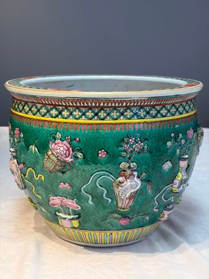 A Chinese famille rose green-ground 'Antiquities' fish bowl or jardinière with applied relief design, 19th C. — photo 2