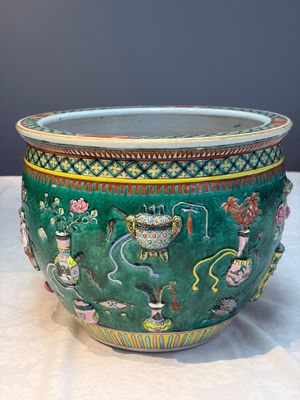 A Chinese famille rose green-ground 'Antiquities' fish bowl or jardinière with applied relief design, 19th C. — photo 3