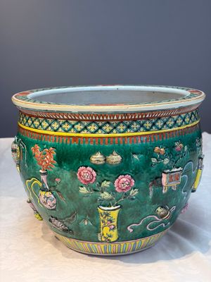 A Chinese famille rose green-ground 'Antiquities' fish bowl or jardinière with applied relief design, 19th C. — photo 4
