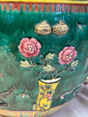 A Chinese famille rose green-ground 'Antiquities' fish bowl or jardinière with applied relief design, 19th C. — photo 5