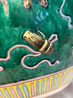A Chinese famille rose green-ground 'Antiquities' fish bowl or jardinière with applied relief design, 19th C. — photo 8