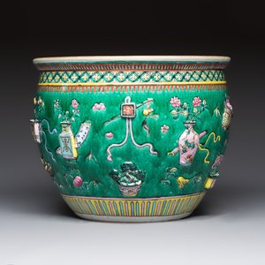 A Chinese famille rose green-ground 'Antiquities' fish bowl or jardinière with applied relief design, 19th C. — photo 1