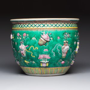 A Chinese famille rose green-ground 'Antiquities' fish bowl or jardinière with applied relief design, 19th C. — photo 2