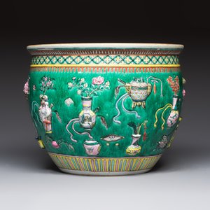 A Chinese famille rose green-ground 'Antiquities' fish bowl or jardinière with applied relief design, 19th C. — photo 3