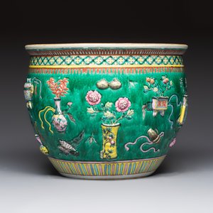 A Chinese famille rose green-ground 'Antiquities' fish bowl or jardinière with applied relief design, 19th C. — photo 4