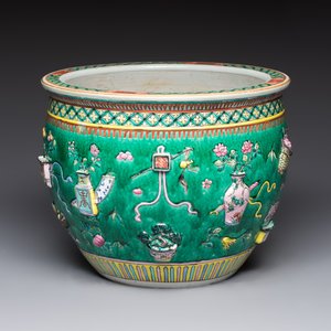 A Chinese famille rose green-ground 'Antiquities' fish bowl or jardinière with applied relief design, 19th C. — photo 5
