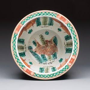A Chinese famille rose green-ground 'Antiquities' fish bowl or jardinière with applied relief design, 19th C. — photo 6