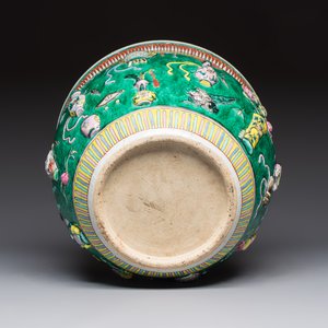 A Chinese famille rose green-ground 'Antiquities' fish bowl or jardinière with applied relief design, 19th C. — photo 7