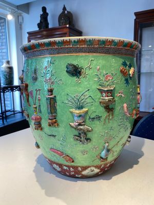 A Chinese famille rose green sgraffito-ground 'antiquities' fish bowl, 19th C. — photo 1