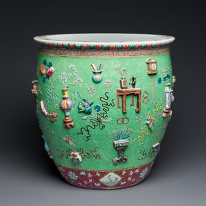 A Chinese famille rose green sgraffito-ground 'antiquities' fish bowl, 19th C. — photo 1