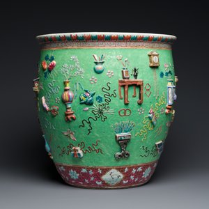 A Chinese famille rose green sgraffito-ground 'antiquities' fish bowl, 19th C. — photo 2