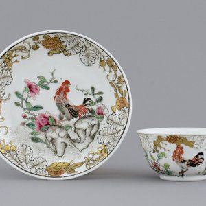 A Chinese famille rose, grisaille and gilt porcelain cup and saucer with a cockerel, 18th C — photo 1